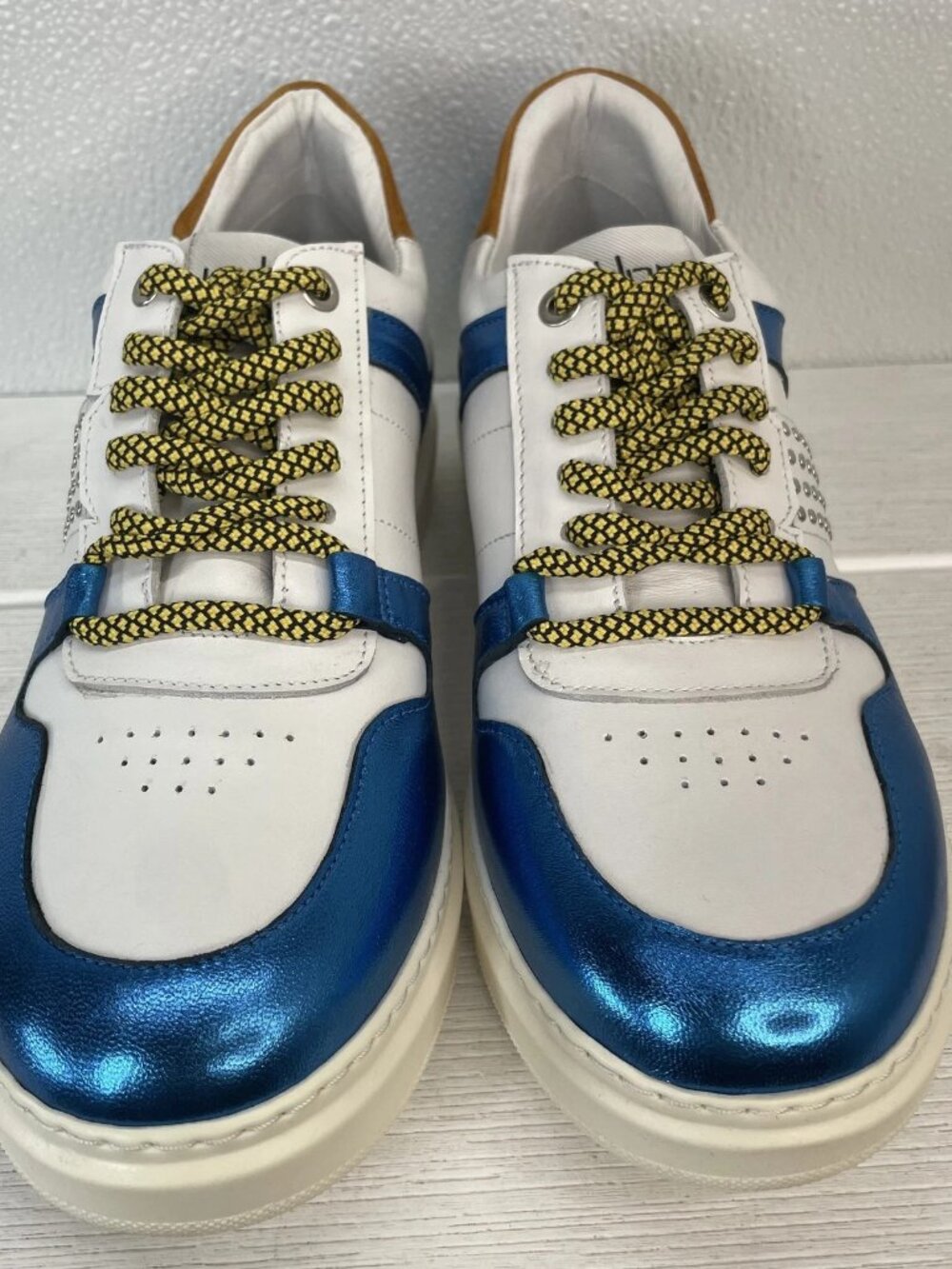 Vaddia Womens Size US5.5 EU36 Low Top Athletic Lace Sneaker Metallic Blue White